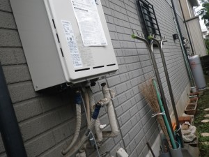 神奈川県伊勢原市 ガスふろ給湯器取替工事 撤去後取付中