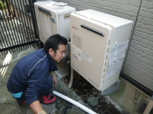 横浜市中区 ガスふろ給湯器取替工事 撤去後据付確認中
