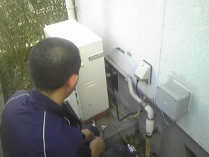 横浜市港南区 ガスふろ給湯器 作業中