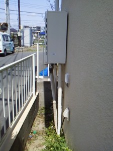 神奈川県茅ヶ崎市 ガスふろ給湯器取替工事 取付中（横から）