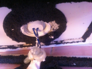 横浜市港南区 ガスふろ給湯器取替工事 浴室リモコン 取替え中