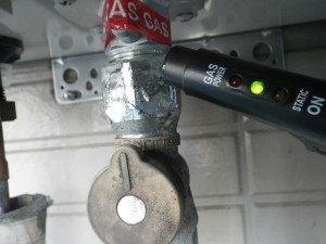 東京都町田市 ガスふろ給湯器取替工事 施工中