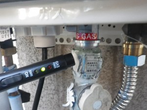 東京都町田市 ガスふろ給湯器取替工事 ガス漏れチェック中