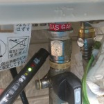 横浜市都筑区 ガスふろ給湯器取替工事 ガス漏れチェック中