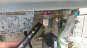 横浜市都筑区 ガスふろ給湯器取替工事 ガス漏れチェック中