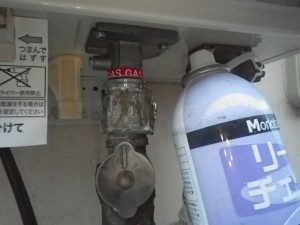 ガスふろ給湯器交換工事（神奈川県茅ヶ崎市） 取付、ガス漏れチェック中